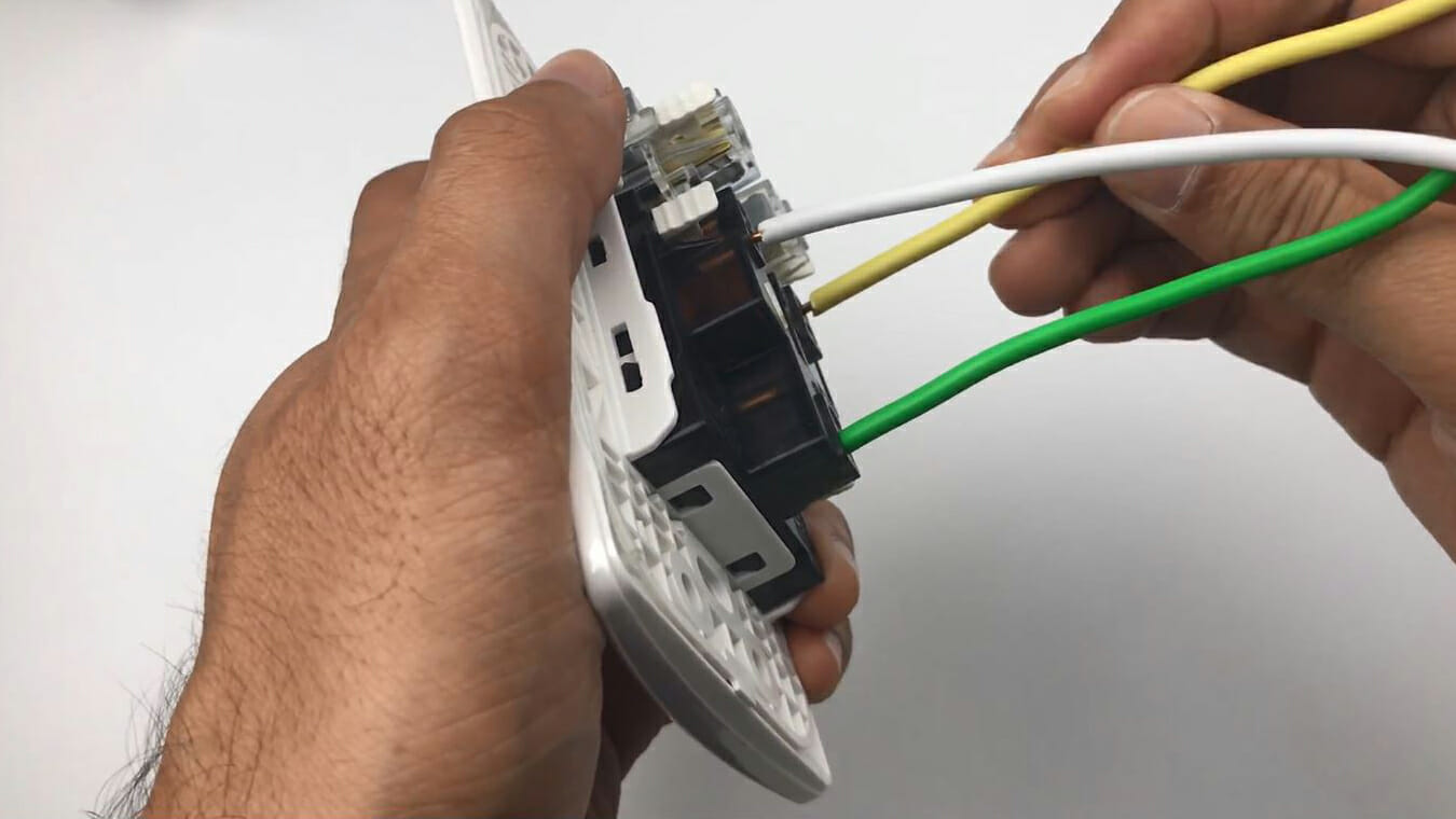 ต่อสายไฟเข้าเต้ารับและสวิตช์ไฟโดยไม่ต้องใช้เครื่องมือด้วย Easy Clip |  Schneider Electric
